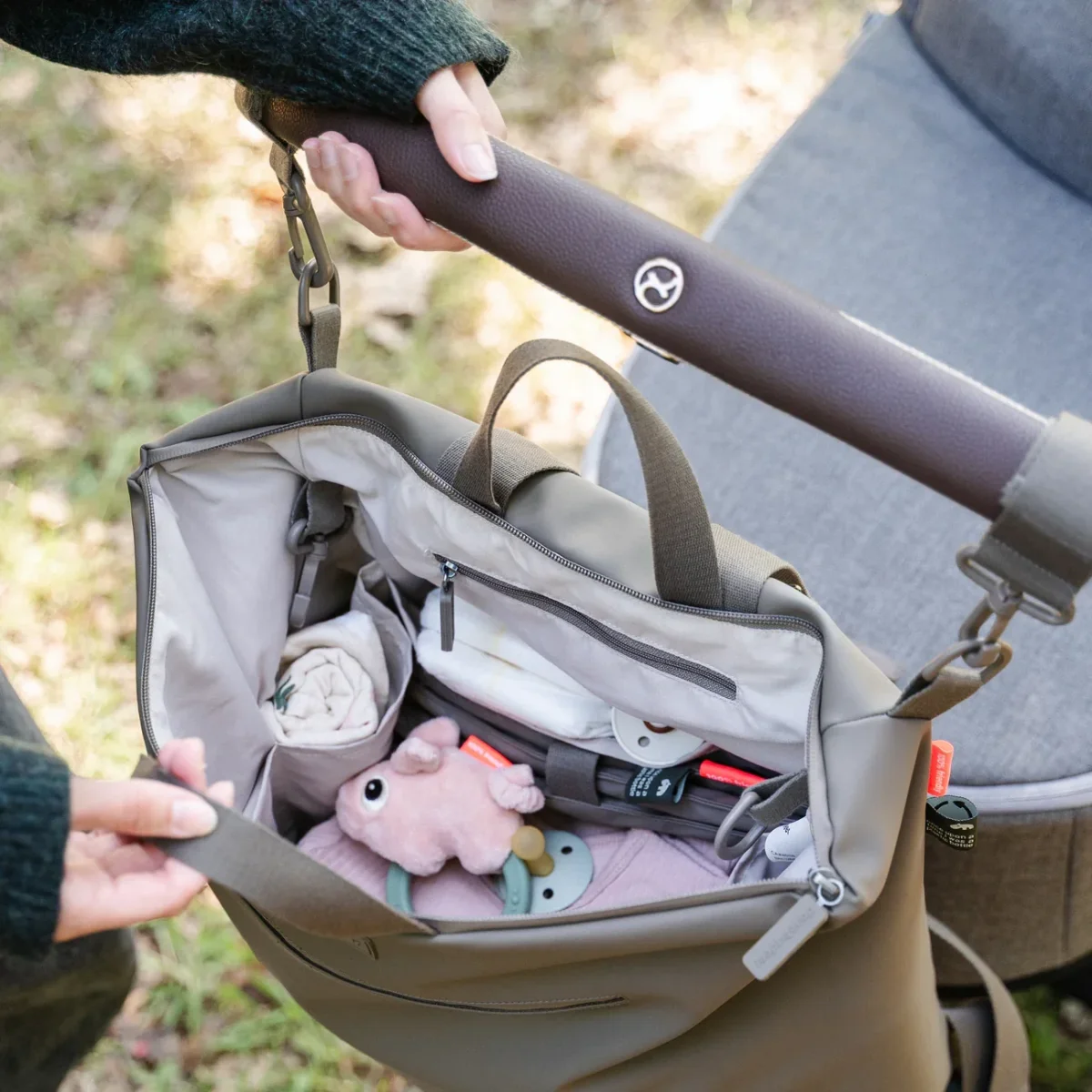 Mochila de Maternidade - Taupe | Done by Deer - Image 9