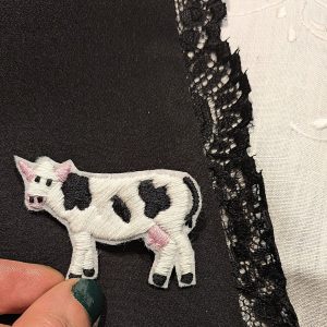 Alfinete bordado, tema vaca