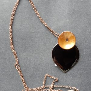 Colar e pendente em cobre, coração negro e dourado