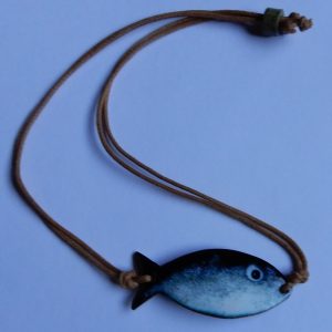 Pulseira c/aplicação em cobre esmaltado (peixe)