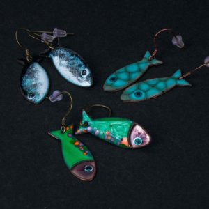 Brincos cobre peixe cinza