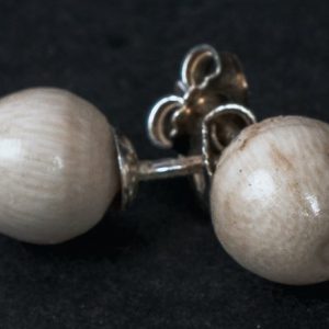 Brincos esfera em osso